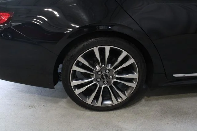 Used 2017 Black Lincoln Select image 26