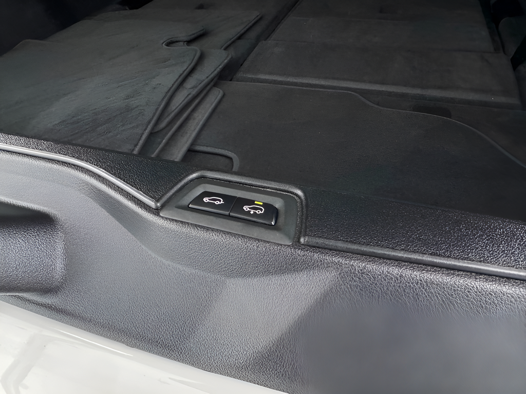 Used 2025 Alpine White BMW xDrive40i image 42