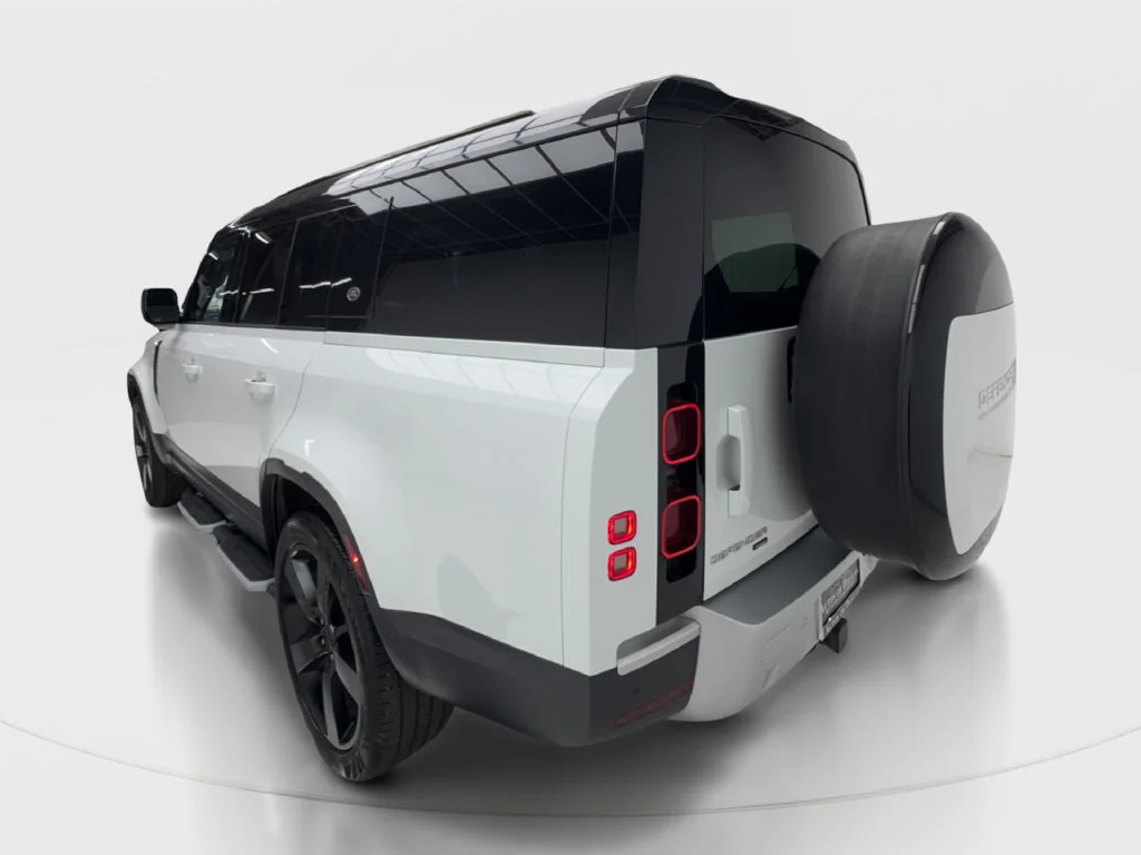 Used 2023 White Land Rover SE image 8