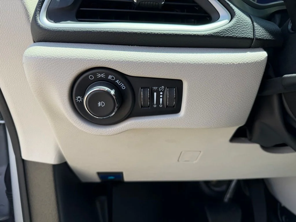 Used 2024 Silver Chrysler Touring L image 11