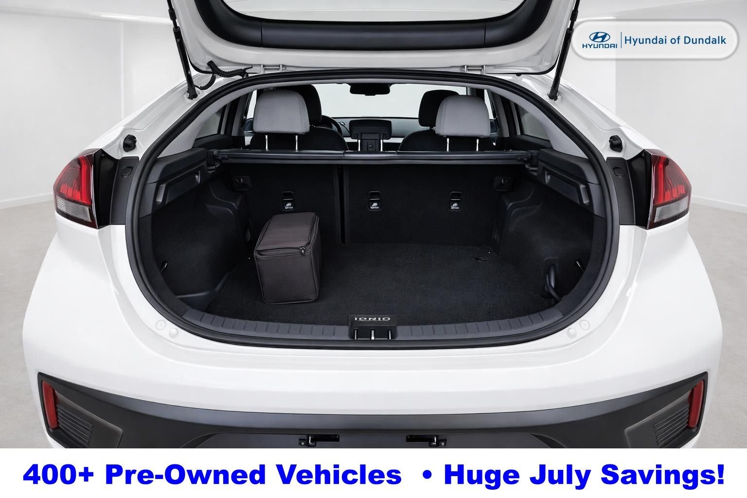 Used 2021 White Hyundai SE image 12