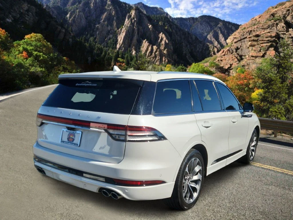 Used 2023 White Lincoln Grand Touring image 3