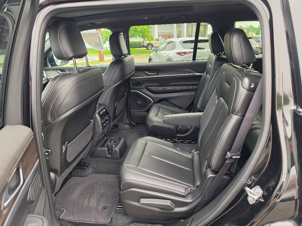 Used 2026 Diamond Black Crystal Pearl Coat Jeep Limited image 33
