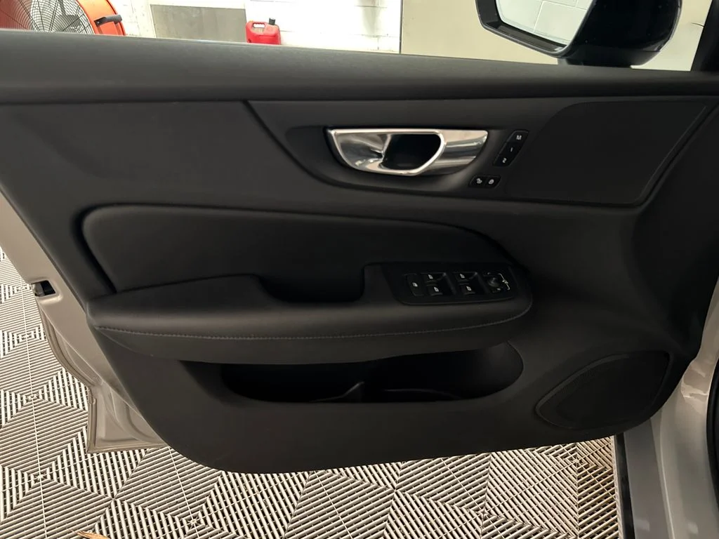 Certified Used 2025  Volvo B5 Core image 15
