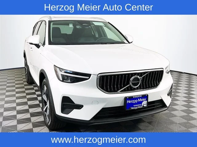 2025 Volvo XC40 B5 Core Bright AWD's photo