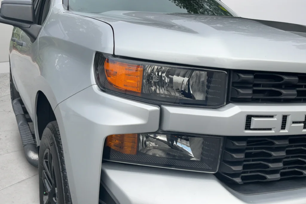 Used 2022 SILVER ICE METALLIC Chevrolet Custom image 26