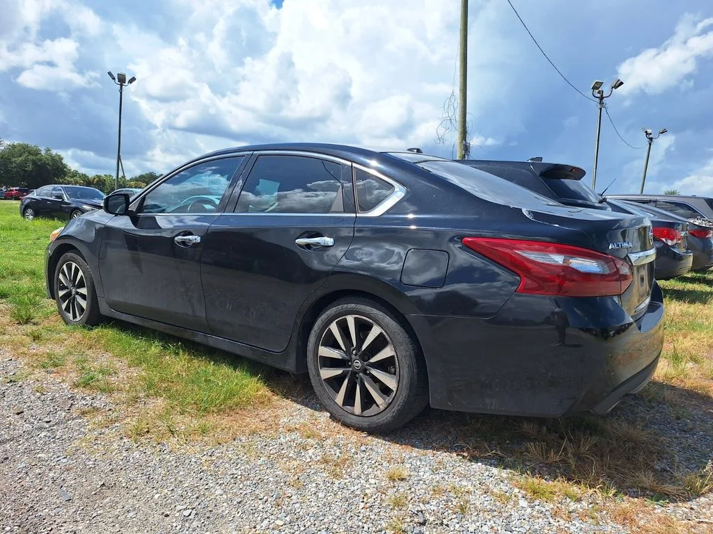 Used 2018 Super Black Nissan 2.5 SL image 5