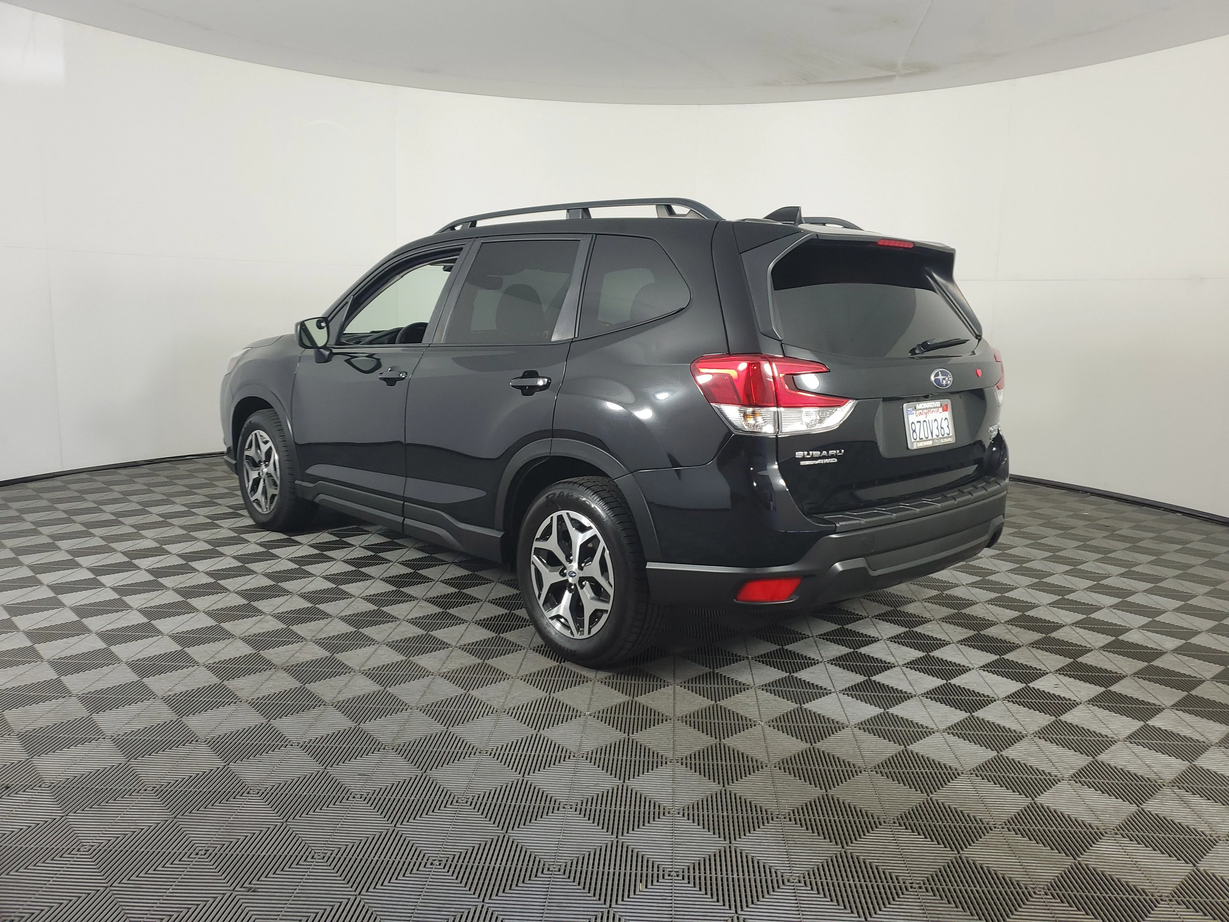 Used 2022 Crystal Black Silica Subaru Premium image 6
