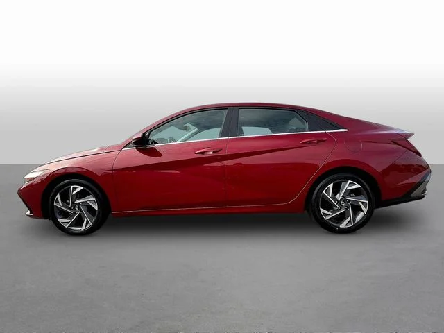 Used 2025 Red Hyundai SEL Convenience image 4