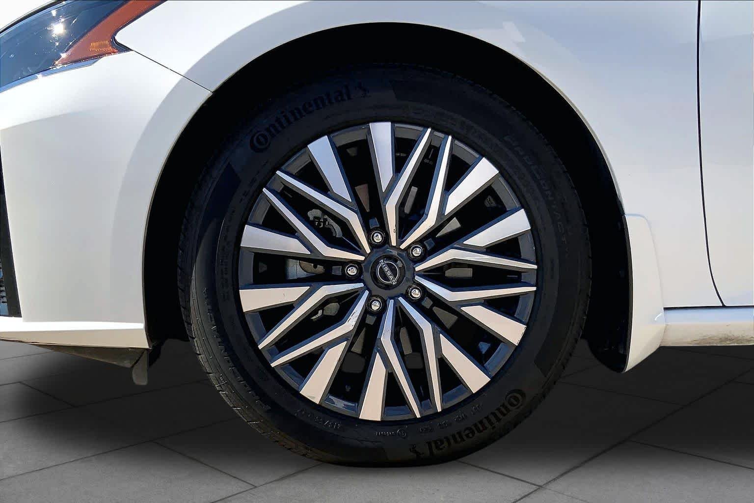 Used 2024 Pearl White Tricoat Nissan 2.5 SV image 11