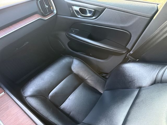 Used 2021  Volvo T5 Momentum image 14