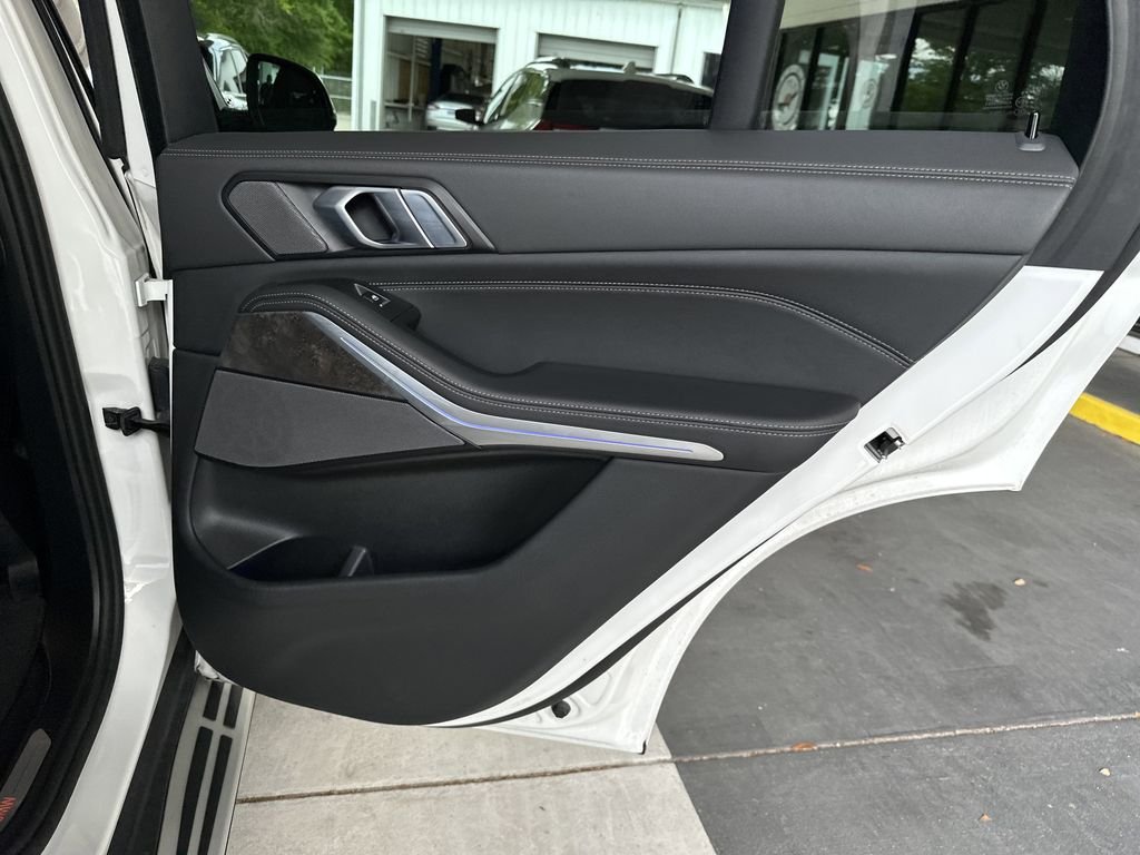 Used 2024 White BMW xDrive40i image 33