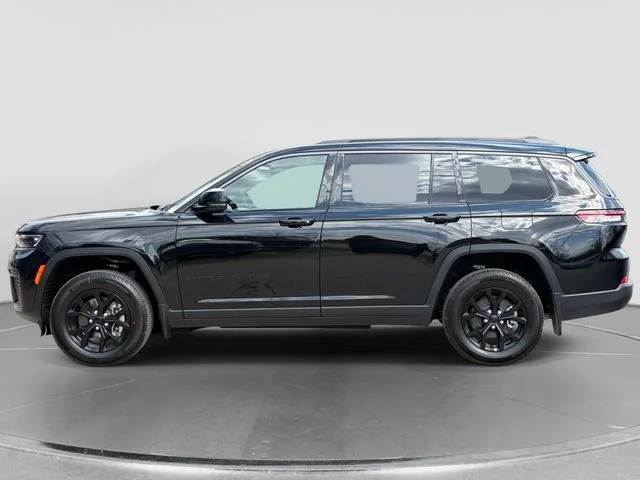 New 2026 Diamond Black Crystal Pearl-Coat Exterior Paint Jeep Altitude image 8