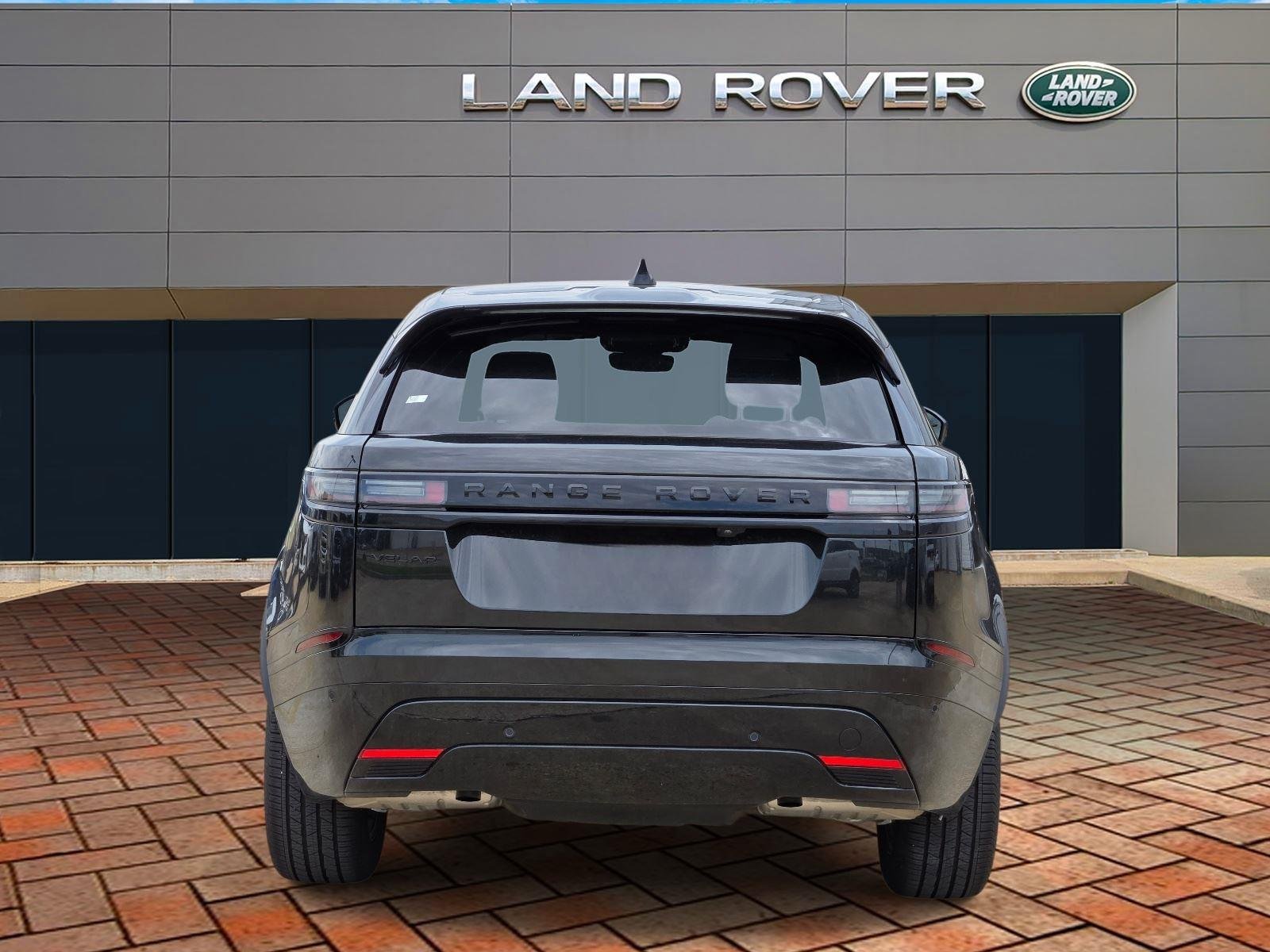 Used 2025 Santorini Black Metallic Land Rover Dynamic SE image 5