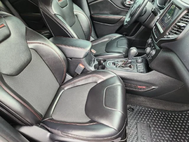 Used 2020 Silver Jeep Trailhawk image 13
