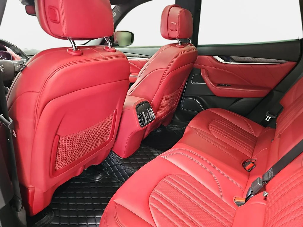 Used 2020  Maserati Base image 13