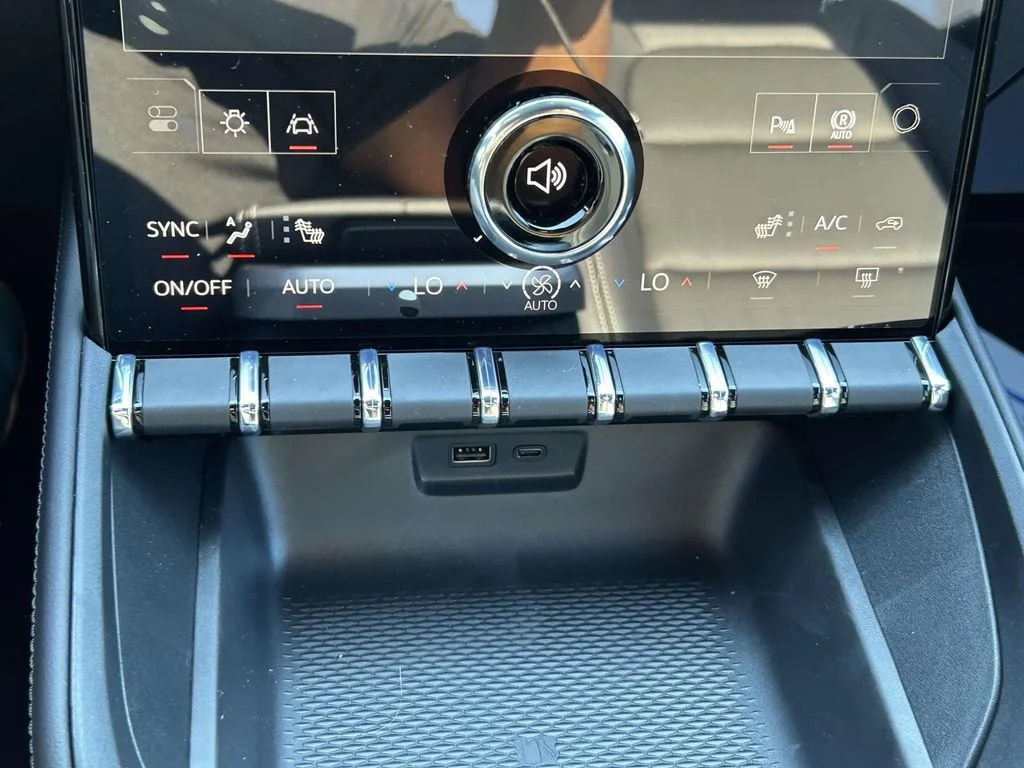 New 2027 Summit White GMC Elevation image 21