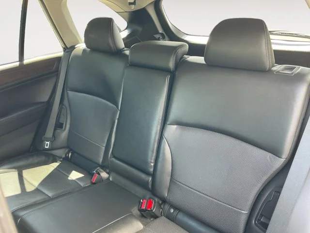 Used 2016 Crystal White Pearl Subaru Limited image 13