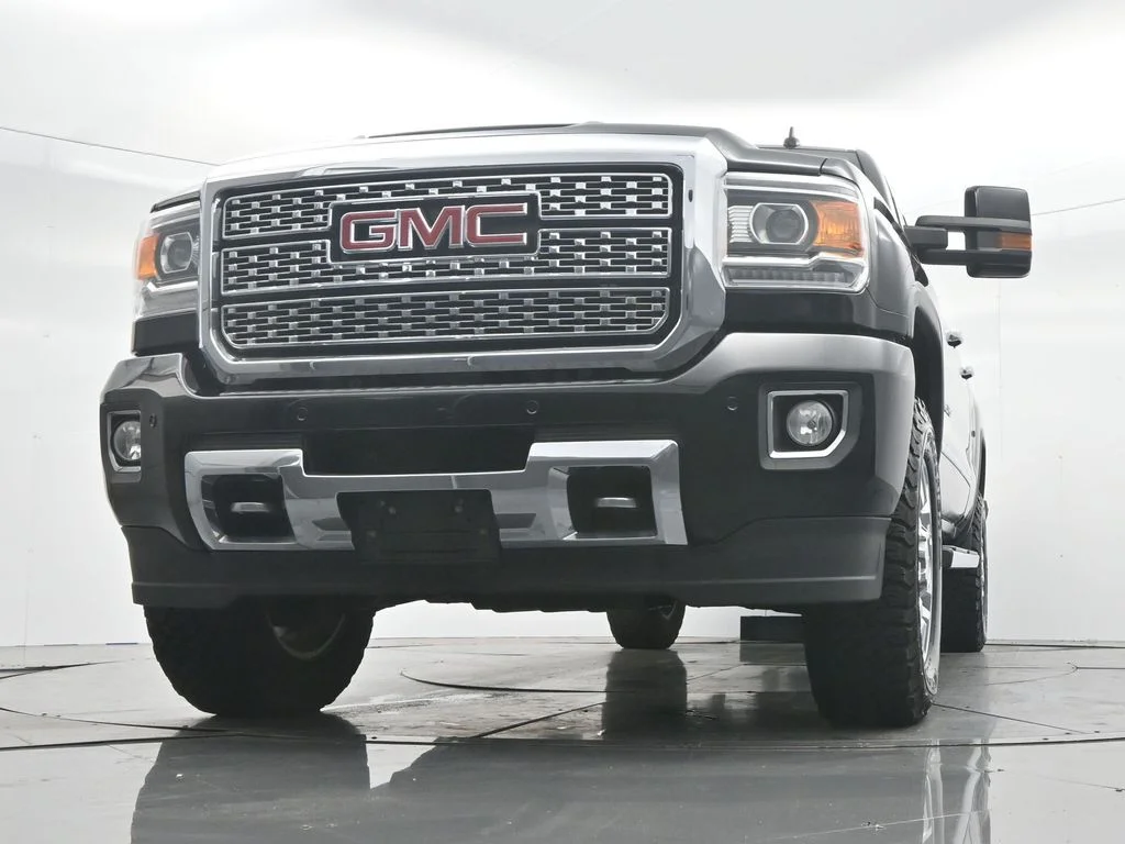 Used 2019 Black GMC Denali image 32