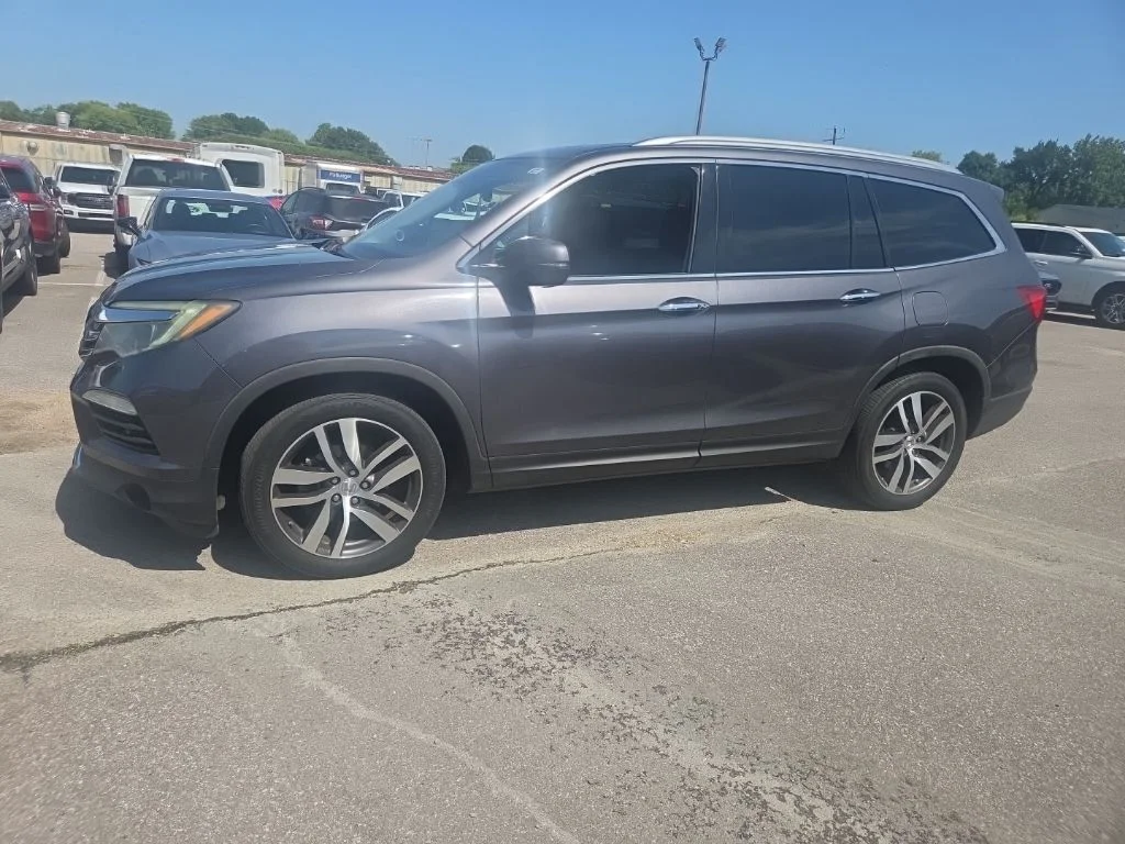 Used 2017  Honda Touring image 5