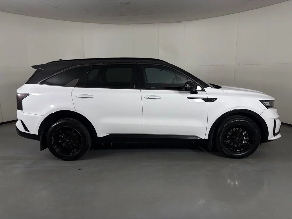 Used 2022 White Kia S image 9