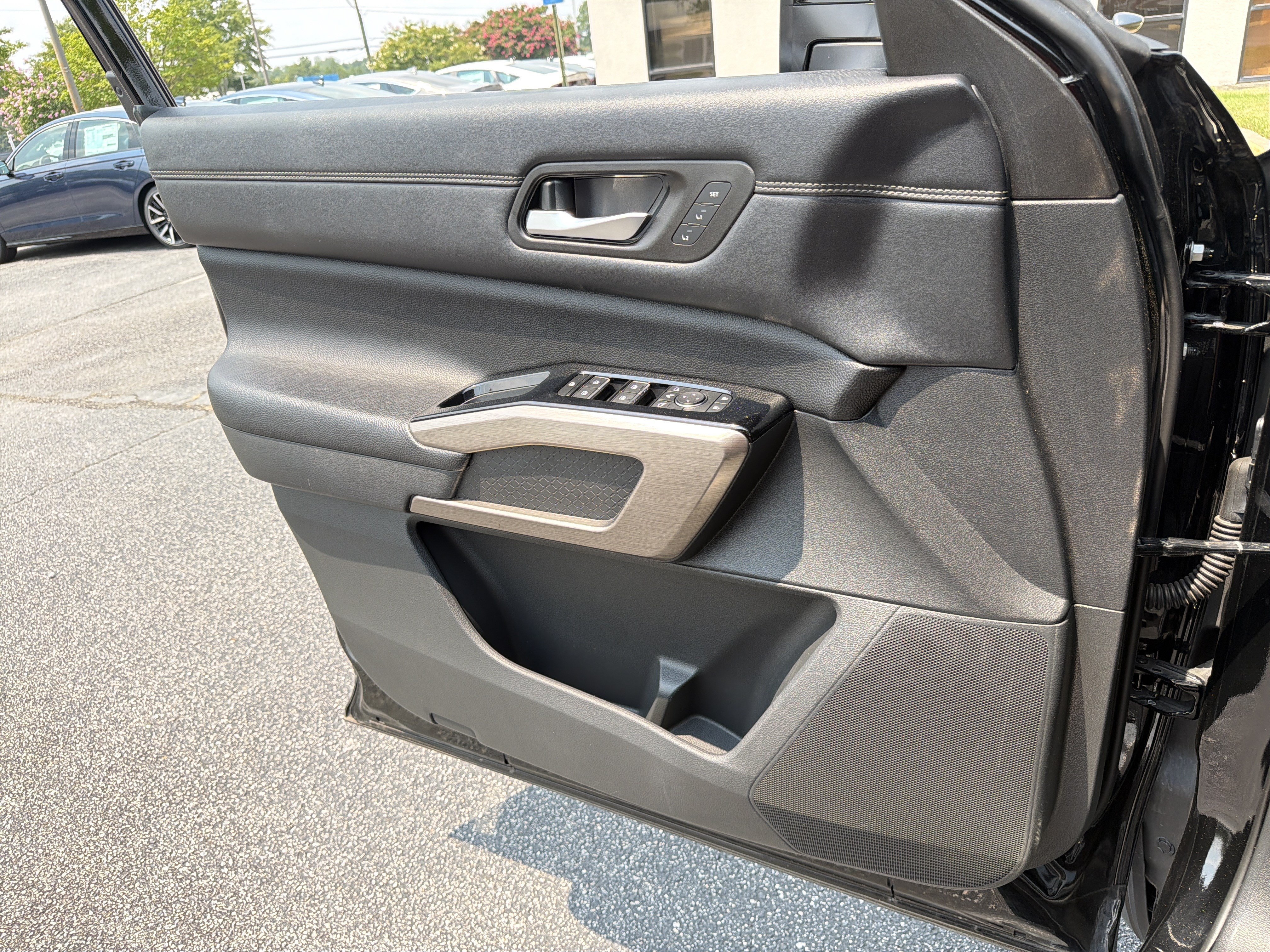 Used 2023 Super Black Nissan Platinum image 15