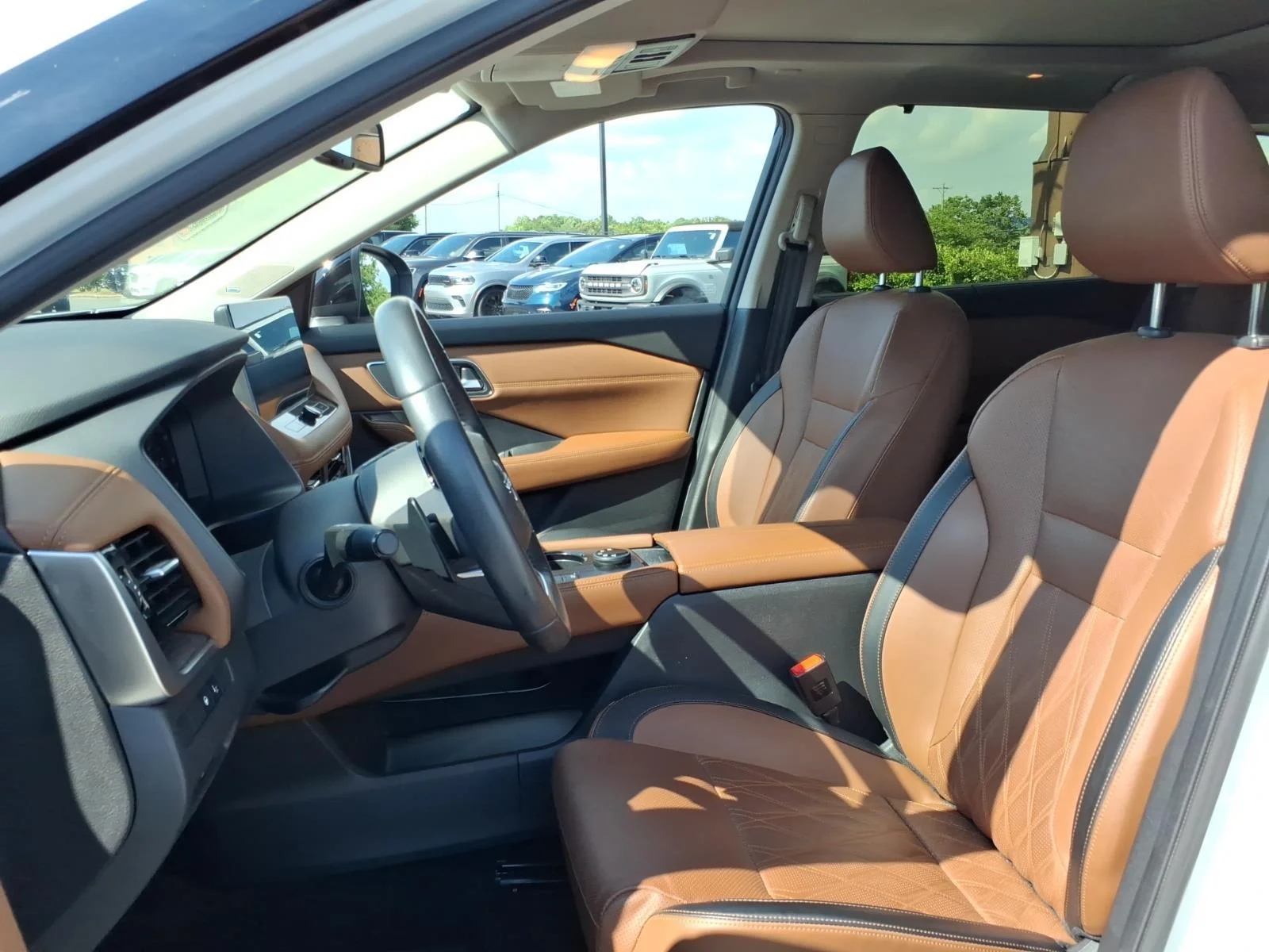 Used 2024 Everest White Pearl/Super Black Nissan Platinum image 19
