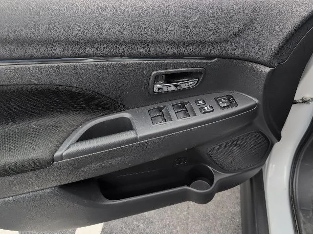 Used 2024  Mitsubishi 2.0 ES image 17