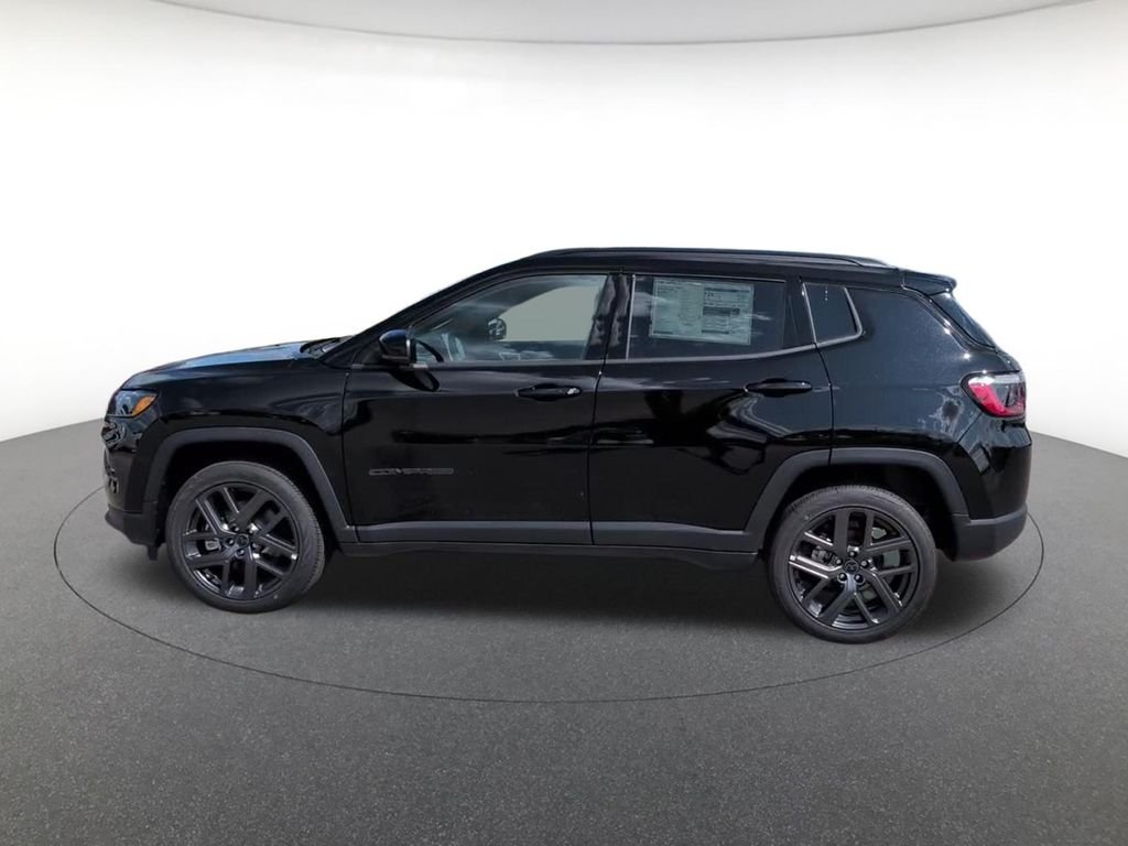 New 2026 Diamond Black Crystal Pearl-Coat Exterior Paint Jeep Limited image 10