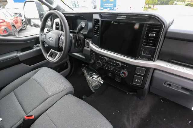 New 2027 Oxford White Ford XLT image 16