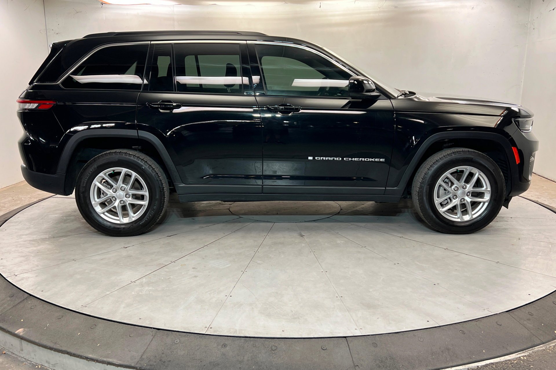 Used 2025 Diamond Black Crystal Pearlcoat Jeep Laredo X image 7