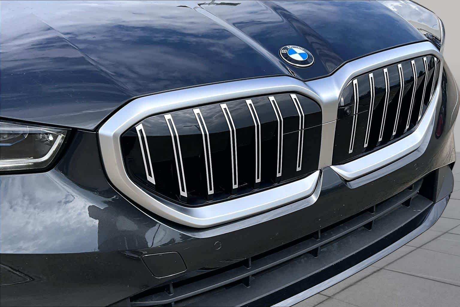 Used 2025 Dark Graphite Metallic BMW 530i image 27