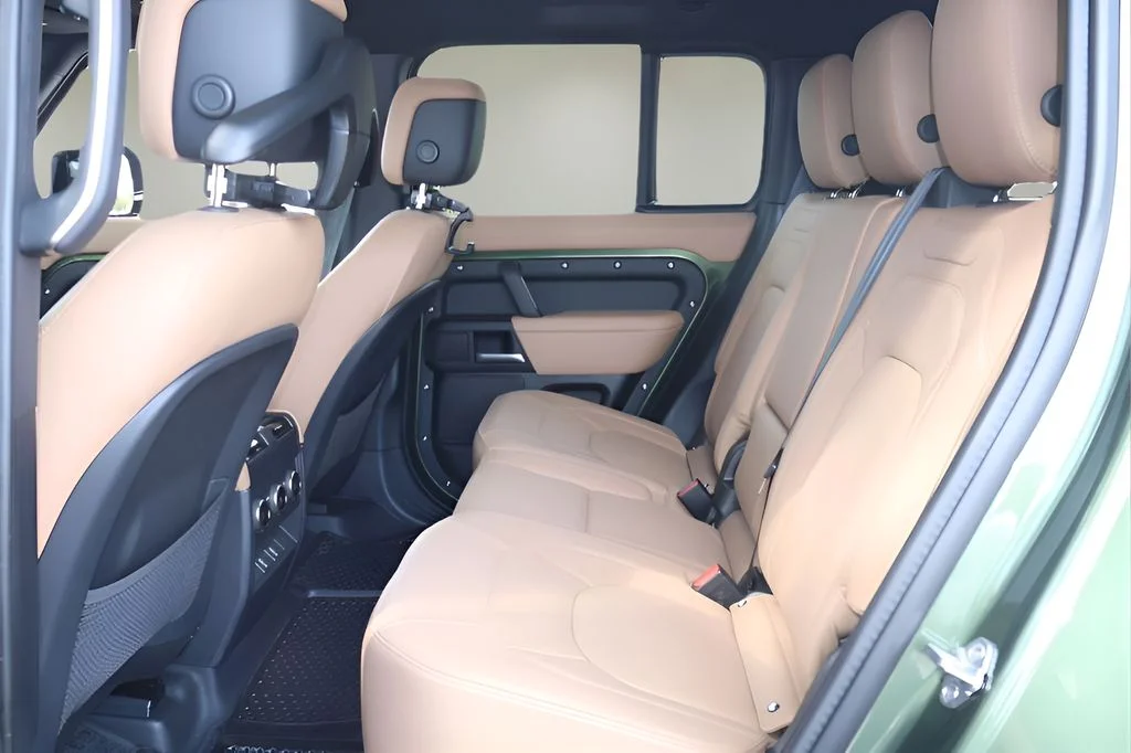 New 2026 Woolstone Green Land Rover X-Dynamic SE image 12