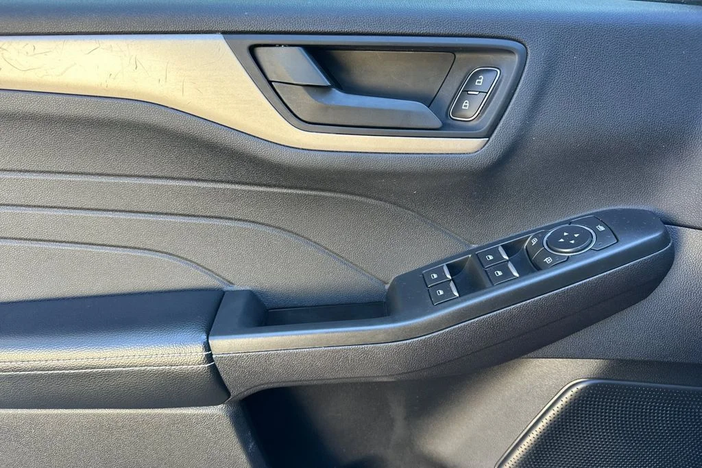 Used 2022 Black Ford SE image 13