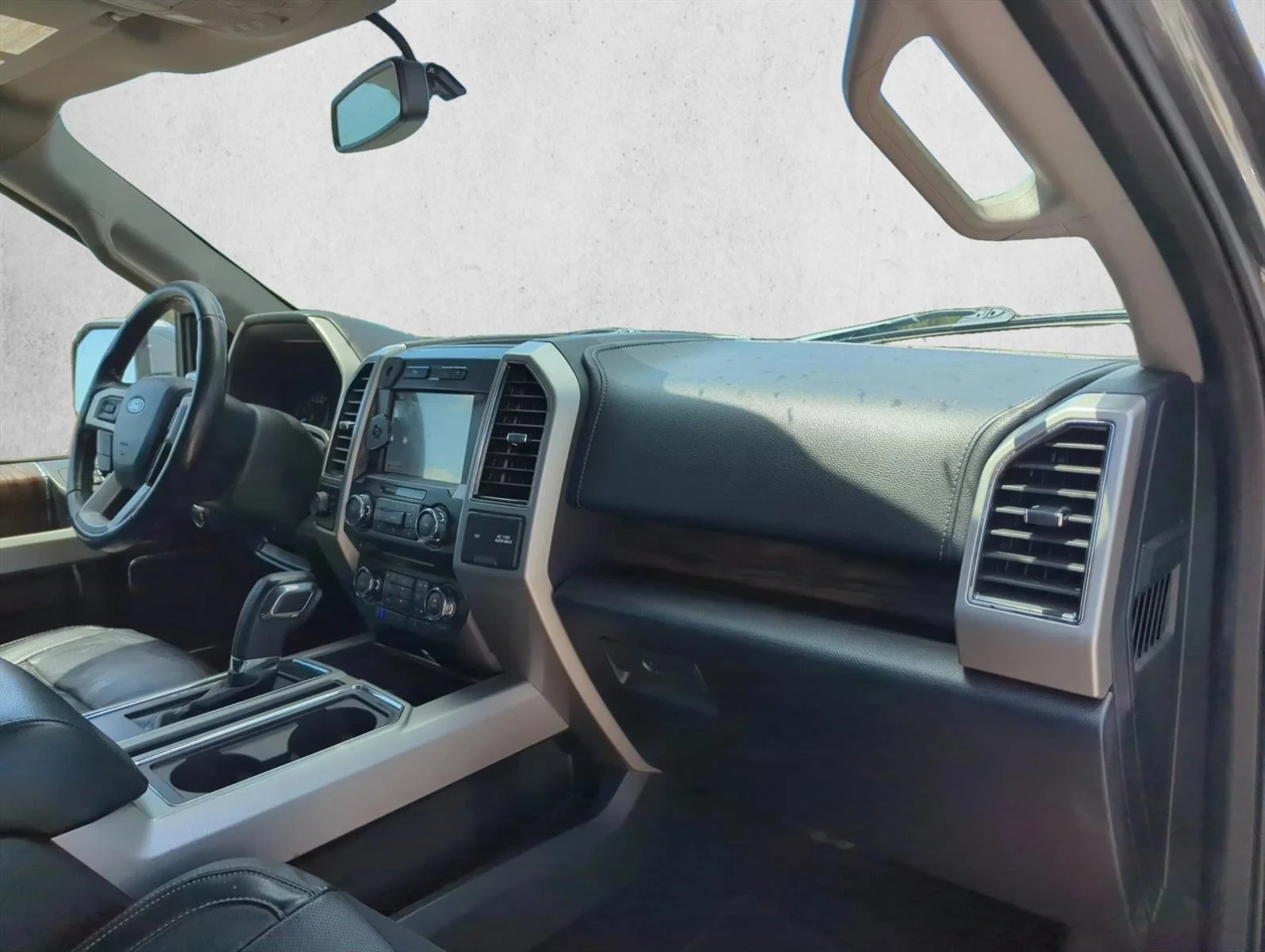 Used 2018 Magnetic Metallic Ford LARIAT image 23