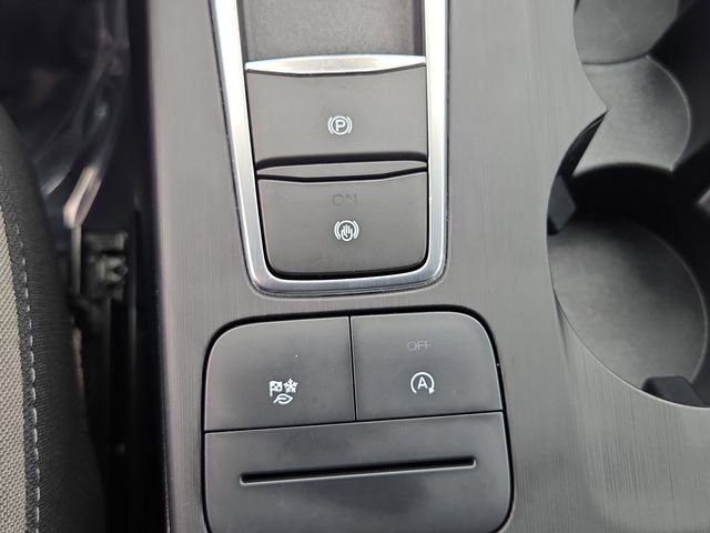 Used 2021 Oxford White Ford SE image 9