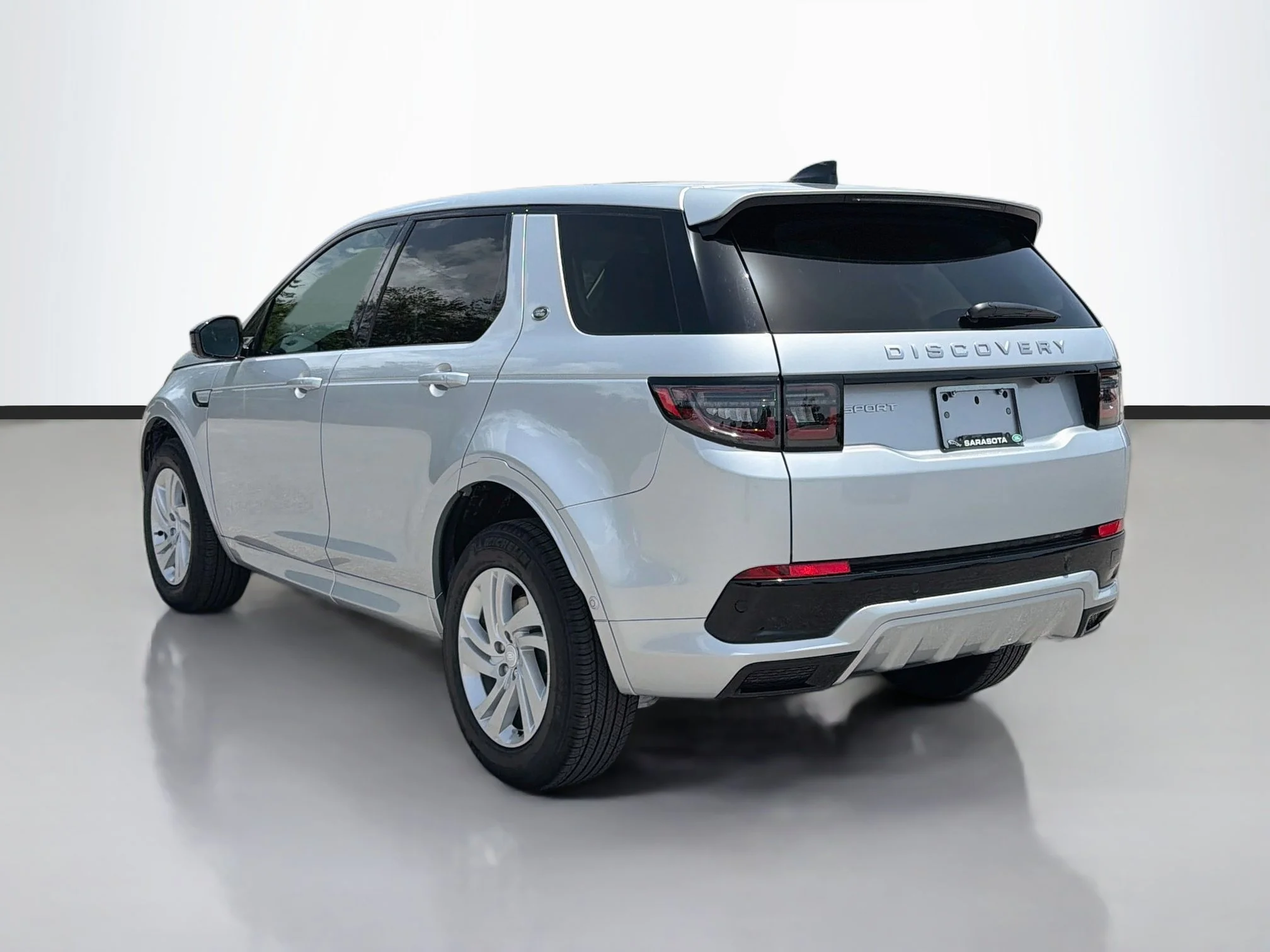 Certified Used 2025 Hakuba Silver Metallic Land Rover S image 3