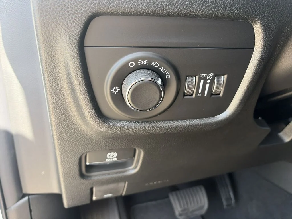 New 2026 Bright White Clear-Coat Exterior Paint Jeep Altitude image 19