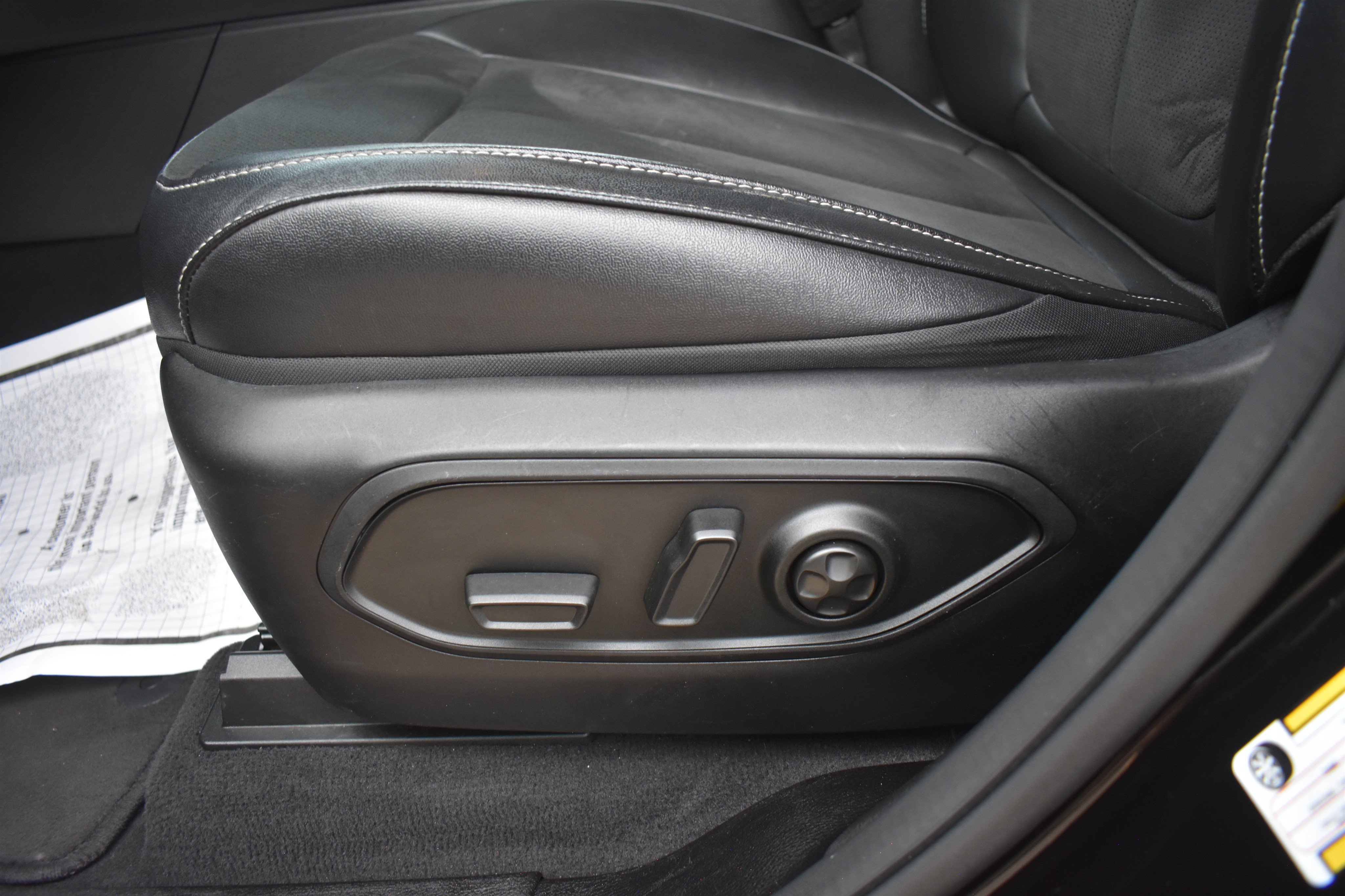 Used 2024 Diamond Black Crystal Pearlcoat Jeep Altitude image 12