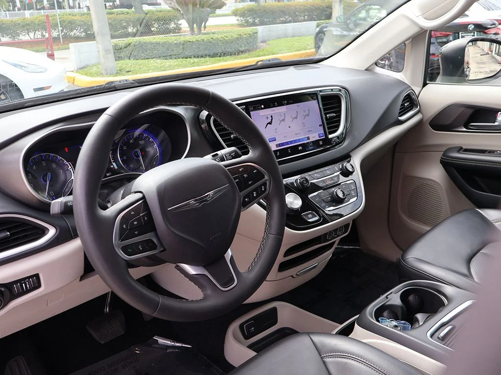 Used 2023 Black Chrysler Touring L image 23