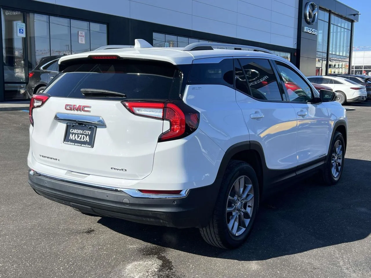 Used 2022 Summit White GMC AWD SLT image 9