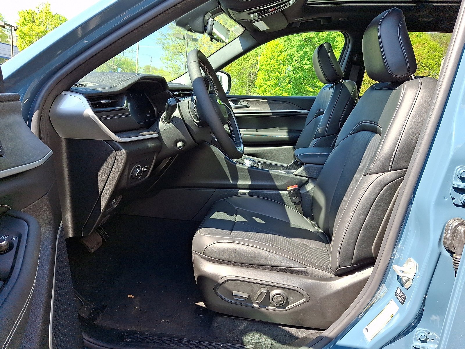 New 2026 Steel Blue Exterior Paint Jeep Limited Reserve image 9
