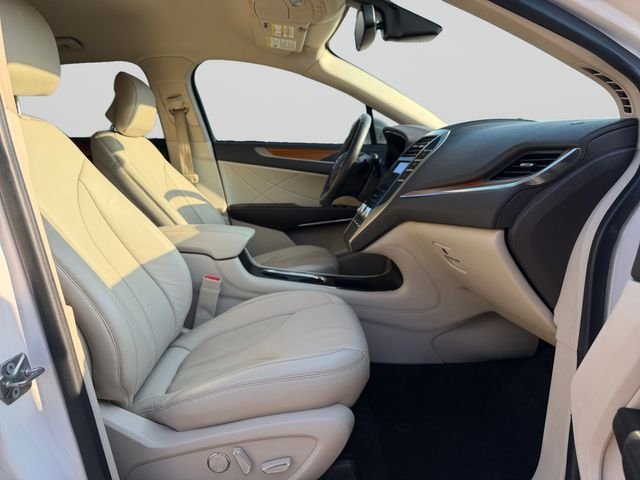 Used 2019 White Platinum Clearcoat Metallic Lincoln Select image 15