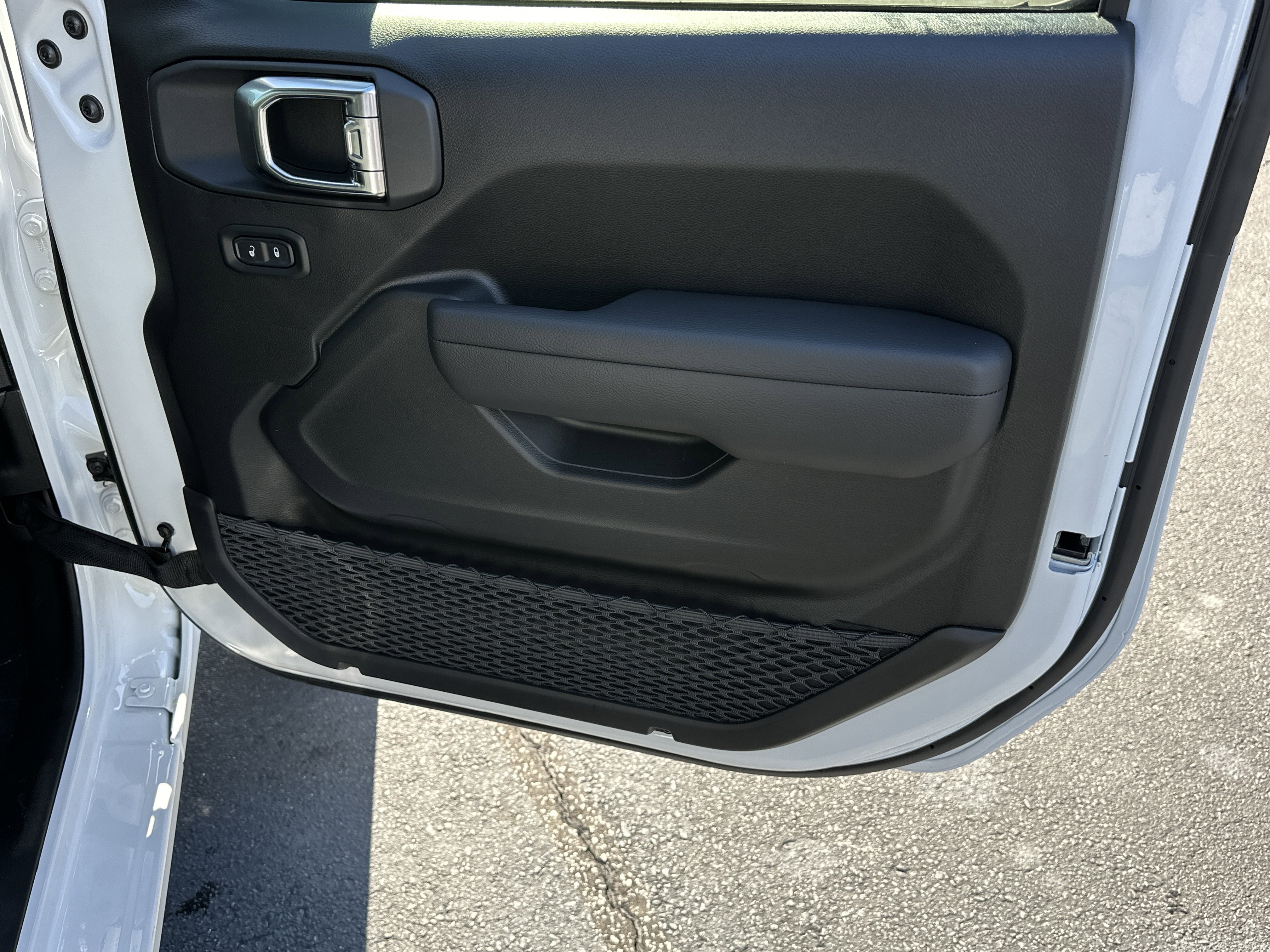 New 2026 Bright White Clear-Coat Exterior Paint Jeep Sport image 19