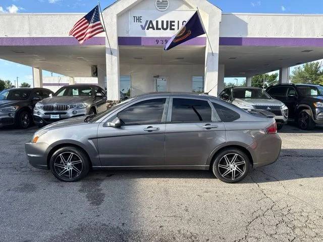 Used 2010 Gray Ford SES image 1