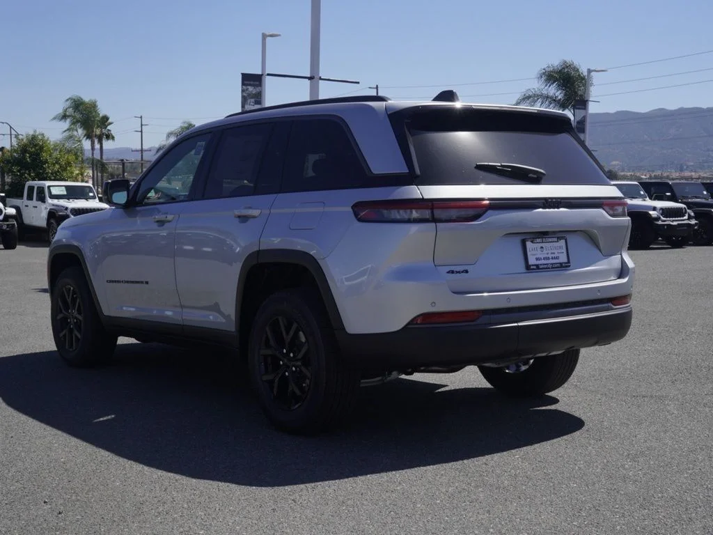 New 2026 Silver Zynith Exterior Paint Jeep Altitude image 4