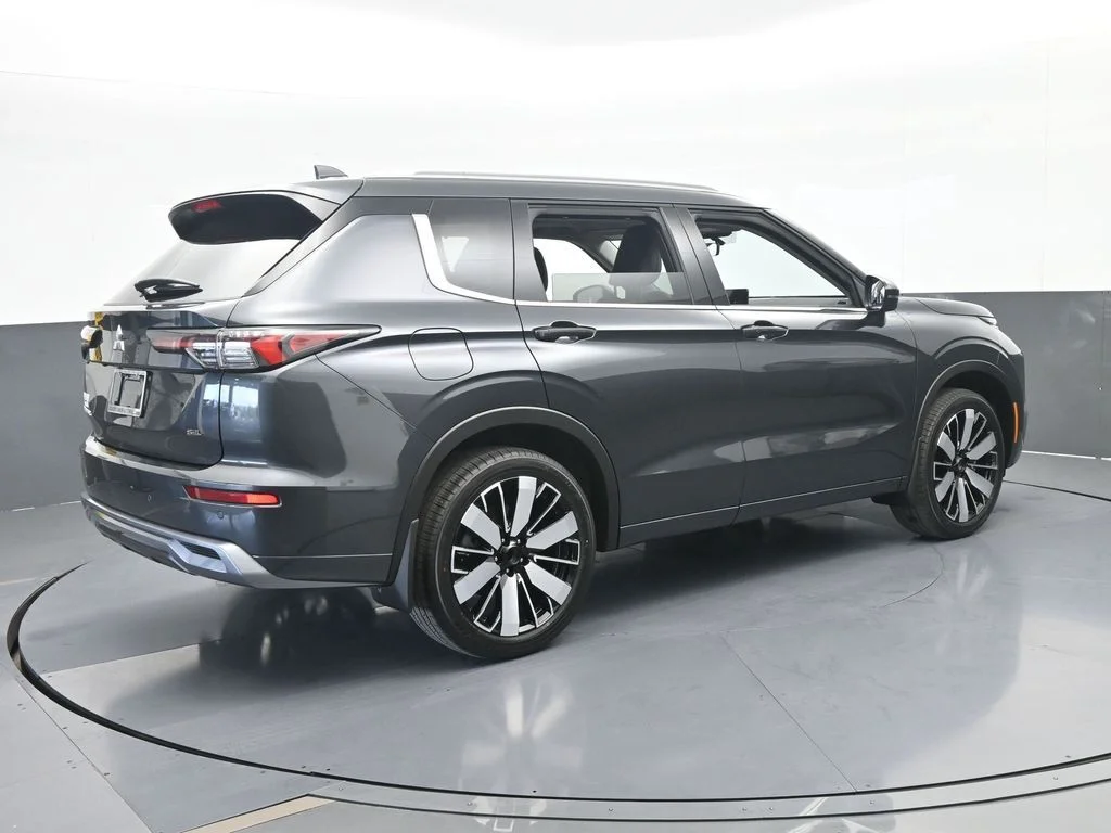New 2026 Gray Mitsubishi SEL image 6