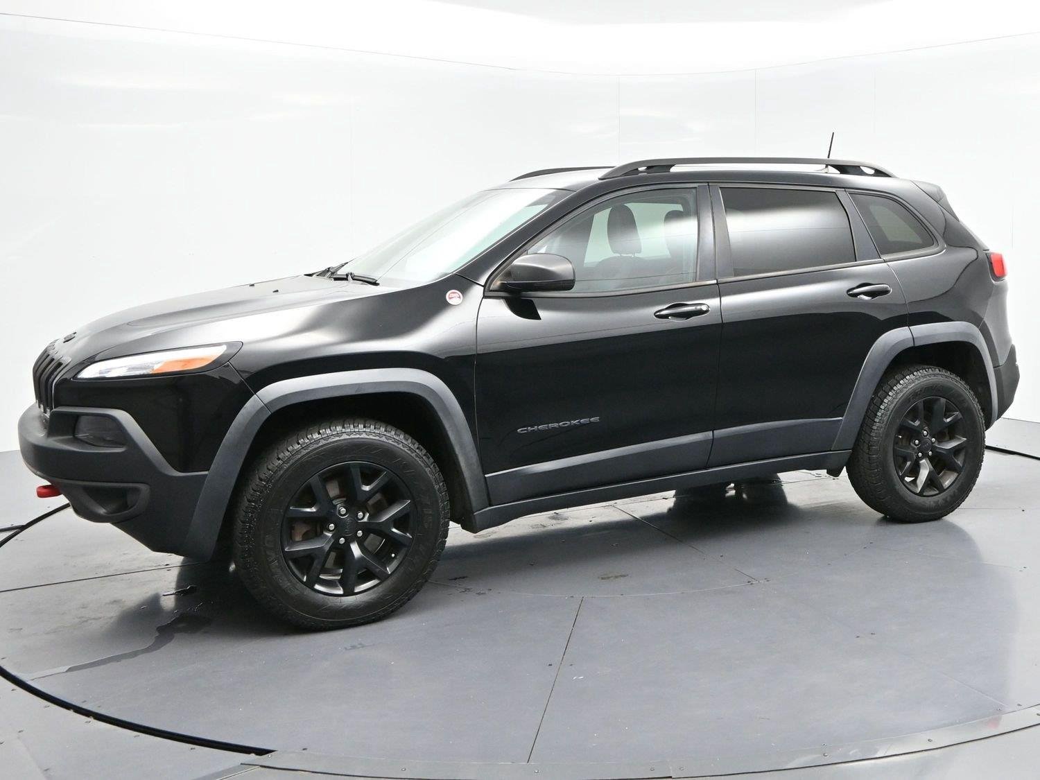 Used 2018 Diamond Black Crystal Pearlcoat Jeep Trailhawk image 4