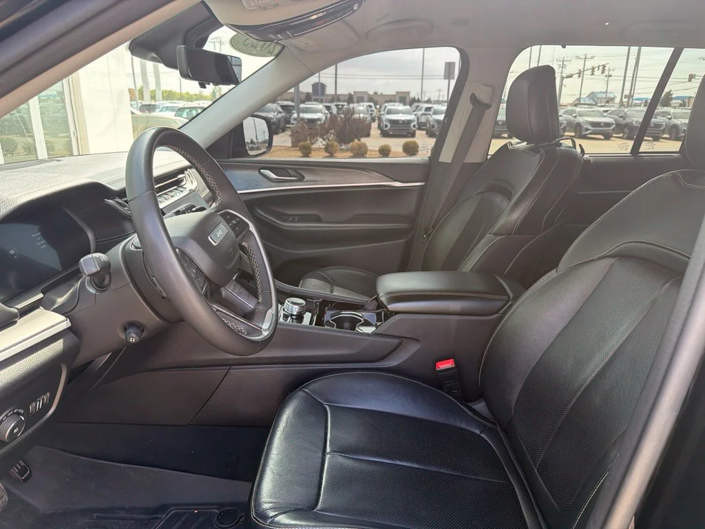 Used 2023 Diamond Black Crystal Pearlcoat Jeep Limited image 7