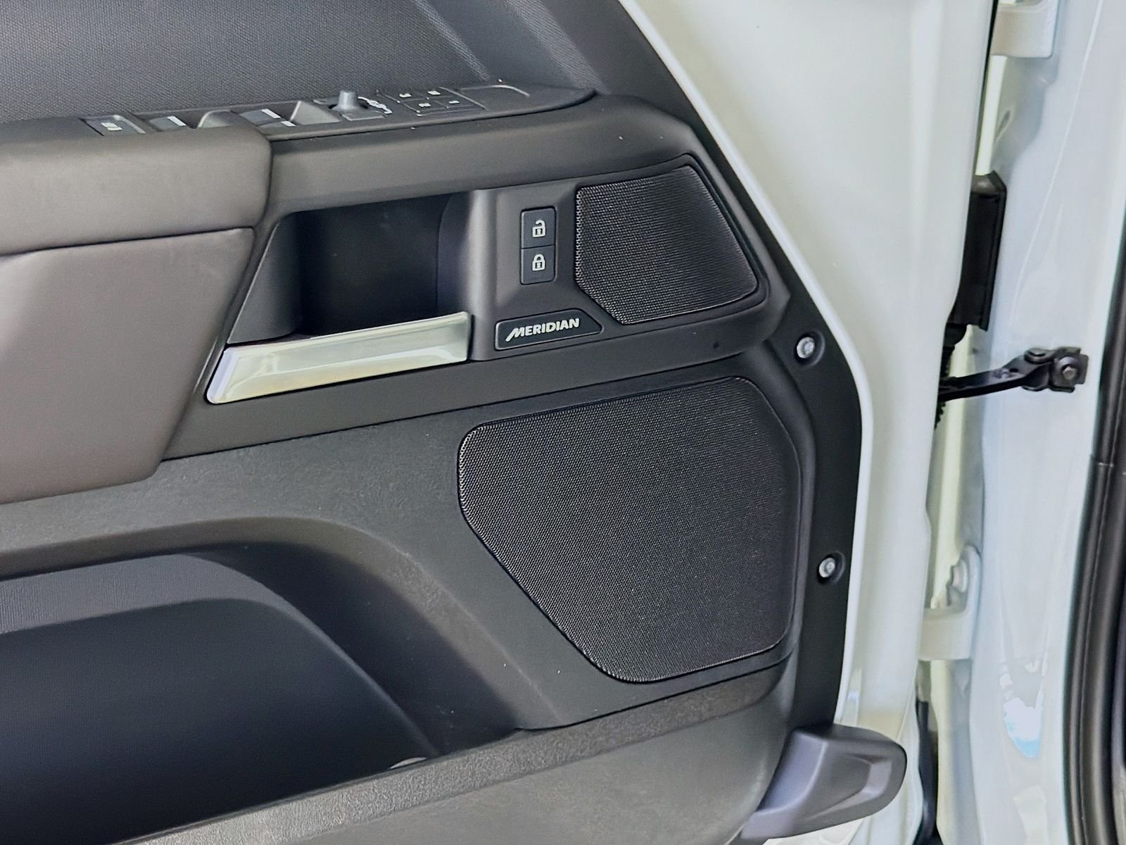 New 2026 Fuji White Land Rover S image 22